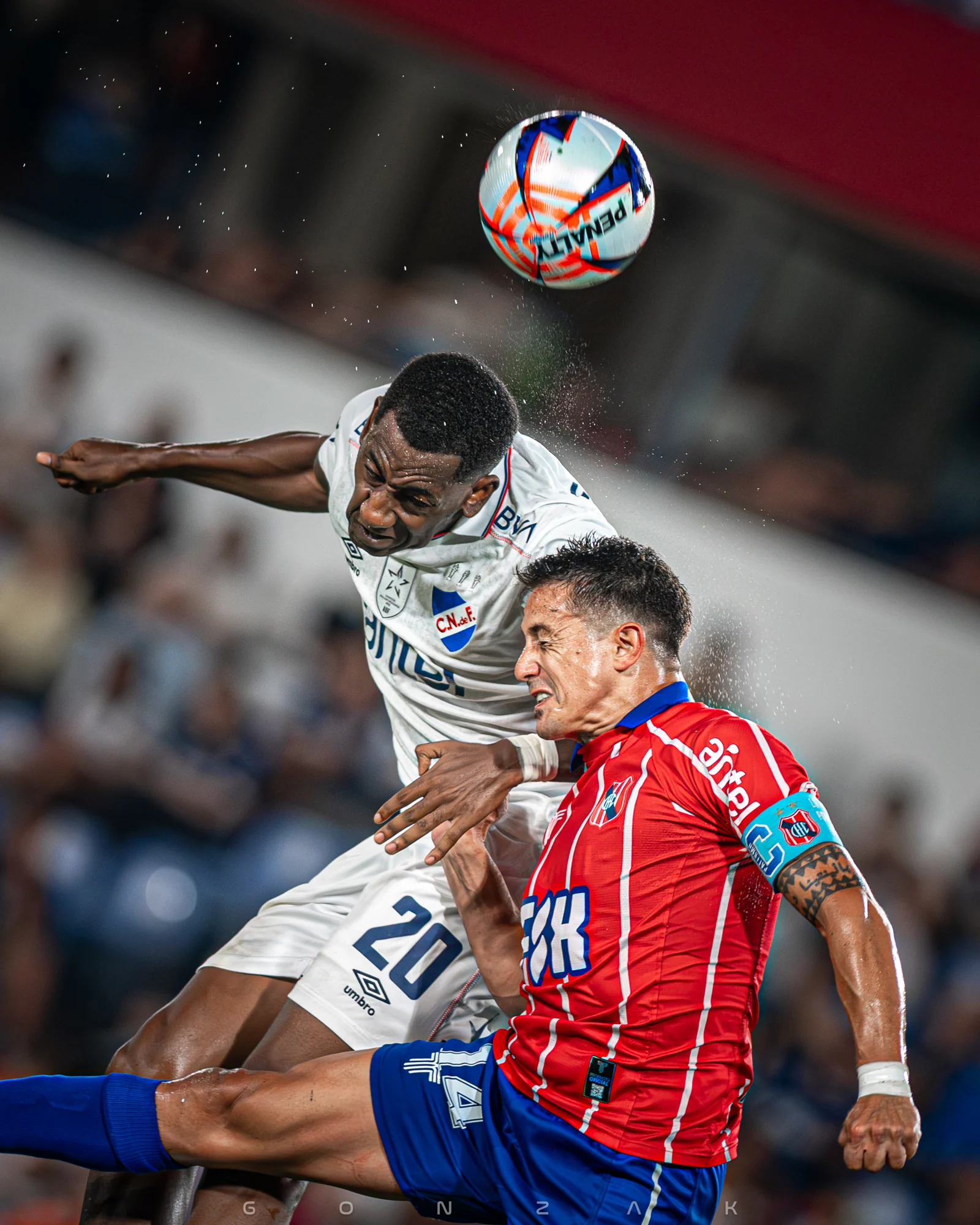 Dos jugadores disputan una pelota en el aire.