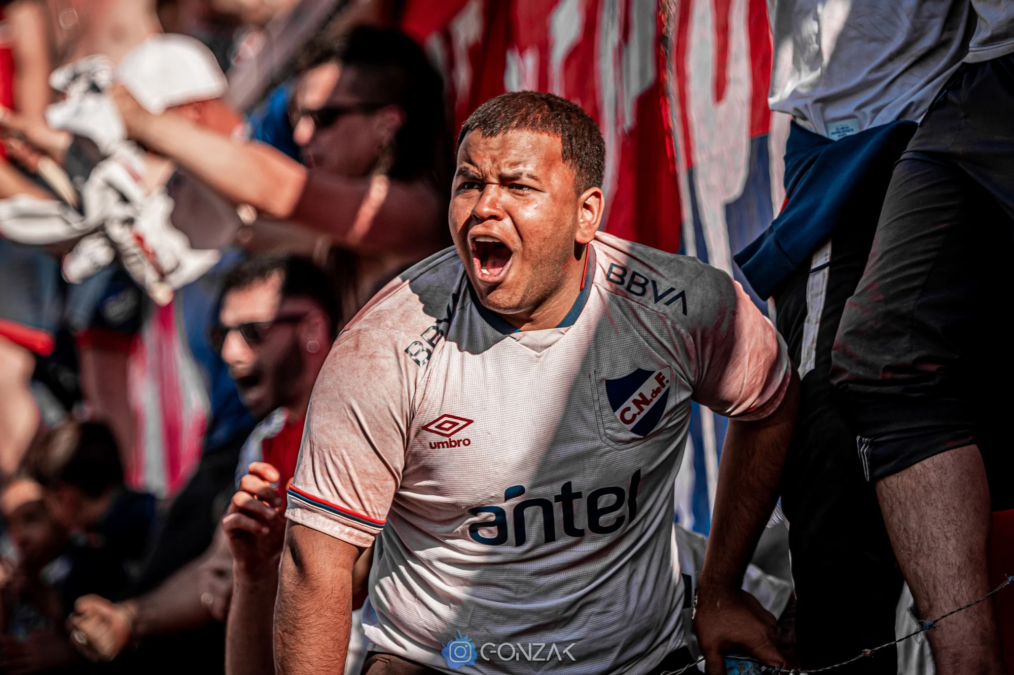 Un jugador de Nacional grita junto a la tribuna.