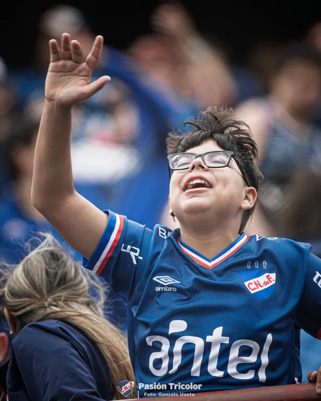 Una persona levanta la mano desde la tribuna.